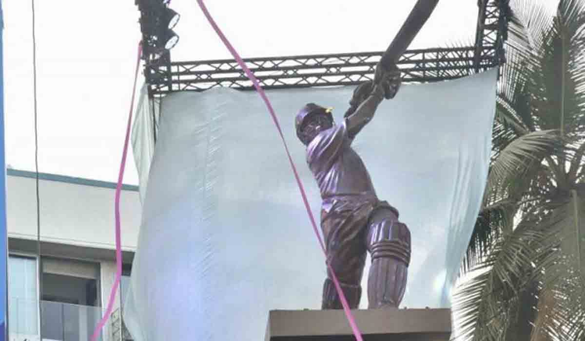 वानखेडे स्टेडियममध्ये मास्टर ब्लास्टर सचिन तेंडुलकरच्या पूर्णाकृती पुतळ्याचे दिमाखात अनावरण