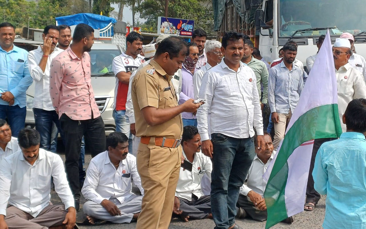 ऊस आंदोलन पेटलं; वेगवेगळ्या मार्गांवर चक्काजाम आंदोलन
