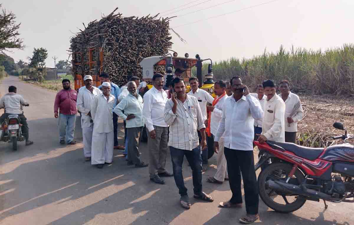 'स्वाभिमानी'ने कृष्णा, राजारामबापू कारखान्याचे ट्रॅक्टर रोखले
