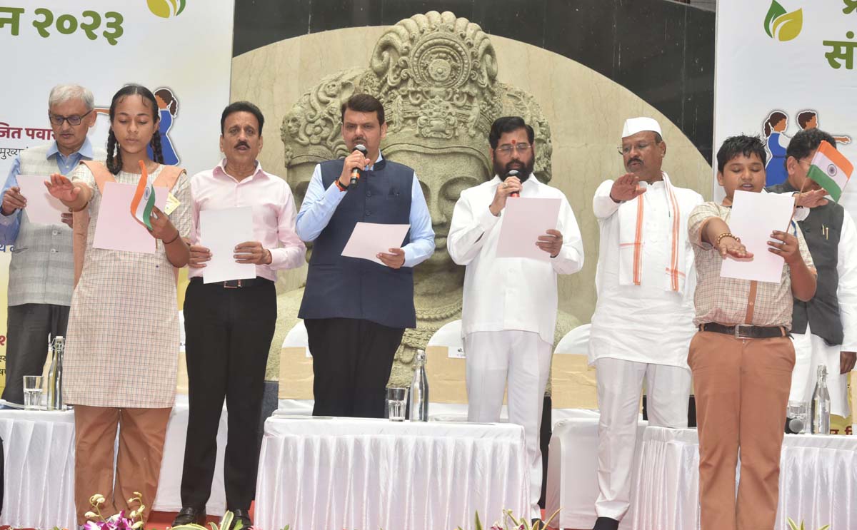 मुख्यमंत्री, उपमुख्यमंत्र्यांनी दिली विद्यार्थ्यांना प्रदूषणमुक्त दिवाळी साजरी करण्याची शपथ