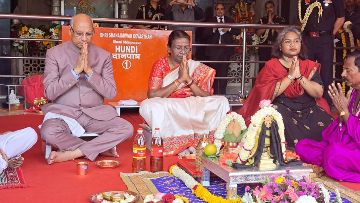 राष्ट्रपती द्रौपदी मुर्मू यांनी घेतले श्री शनैश्वर मूर्तीचे दर्शन; चौथऱ्यावर जाऊन शनैश्वर मूर्तीस केला तैलाभिषेक