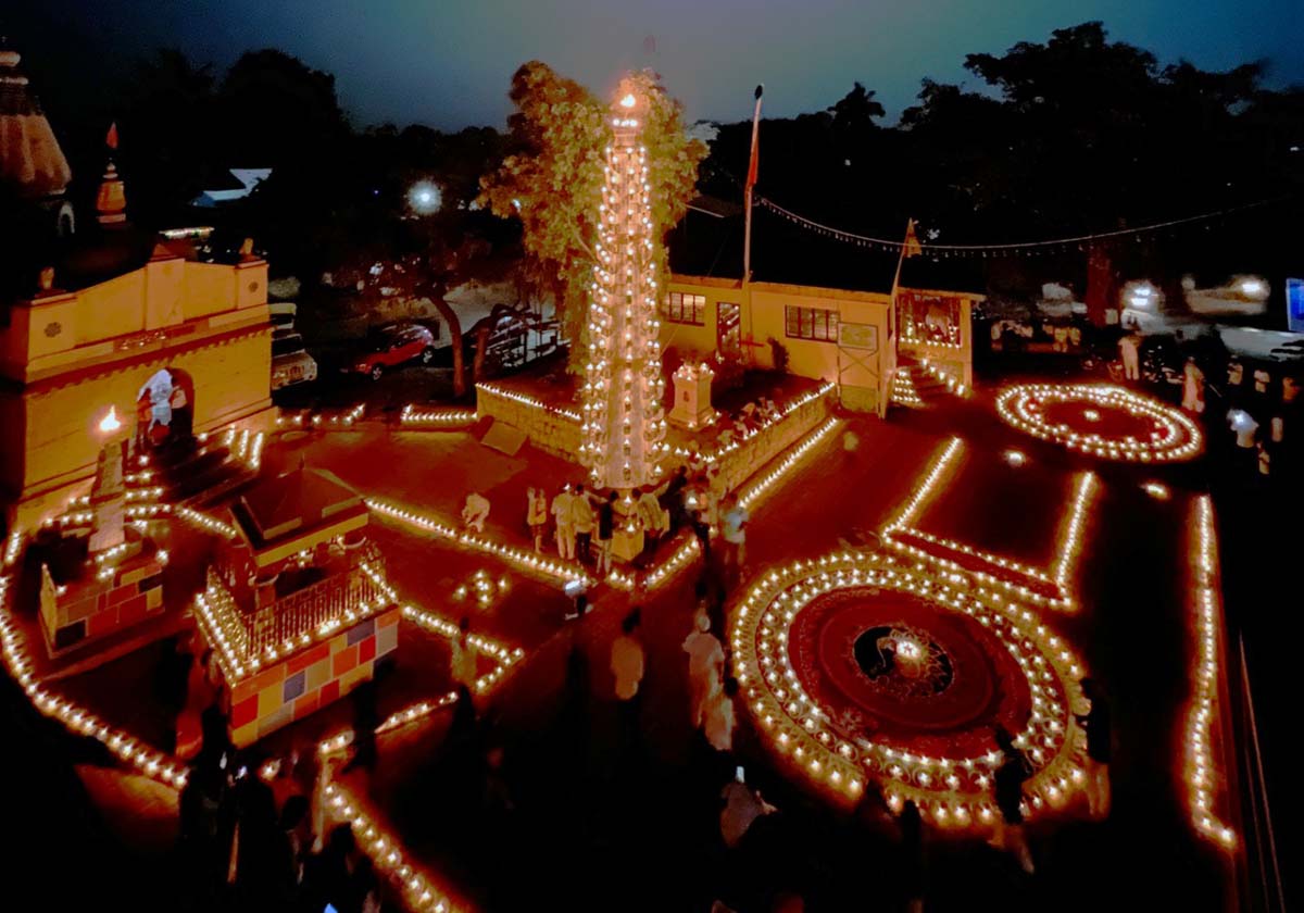 कापूसखेड येथे त्रिपुरारी पौर्णिमेनिमित्त हजारो दिव्यांचा झगमगाट