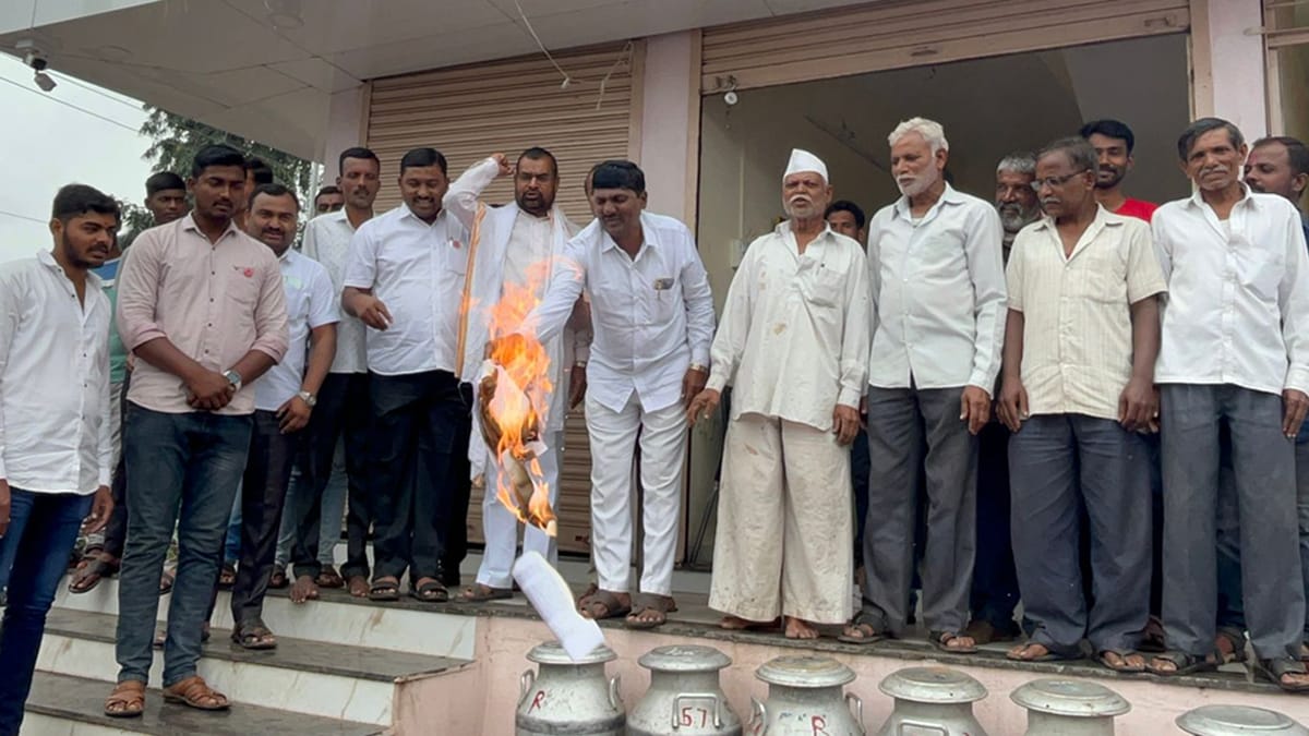 शासनाने दूध दरात वाढ करावी अन्यथा आंदोलनाचा भडका उडेल - माजी मंत्री सदाभाऊ खोत