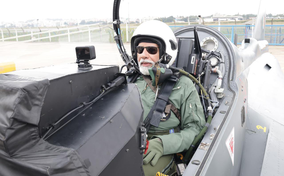 पंतप्रधान नरेंद्र मोदी यांनी भारतीय बनावटीच्या तेजस या लढाऊ विमानातून घेतली भरारी….
