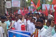 पुणे : 'रयत क्रांती'चा प्रादेशिक दुग्ध विकास कार्यालयावर कावड मोर्चा