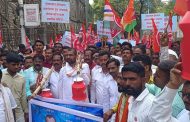 पुणे : 'रयत क्रांती'चा प्रादेशिक दुग्ध विकास कार्यालयावर कावड मोर्चा