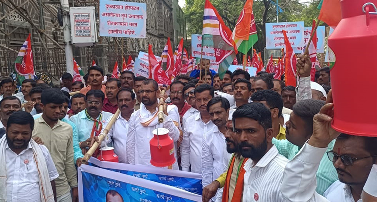 पुणे : 'रयत क्रांती'चा प्रादेशिक दुग्ध विकास कार्यालयावर कावड मोर्चा