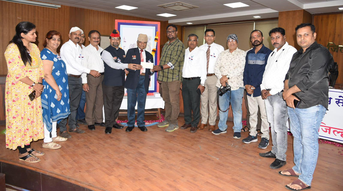 ठाणे शहर दैनिक पत्रकार संघाकडून सशस्त्र सेना ध्वजदिन निधीला सढळ हातभार