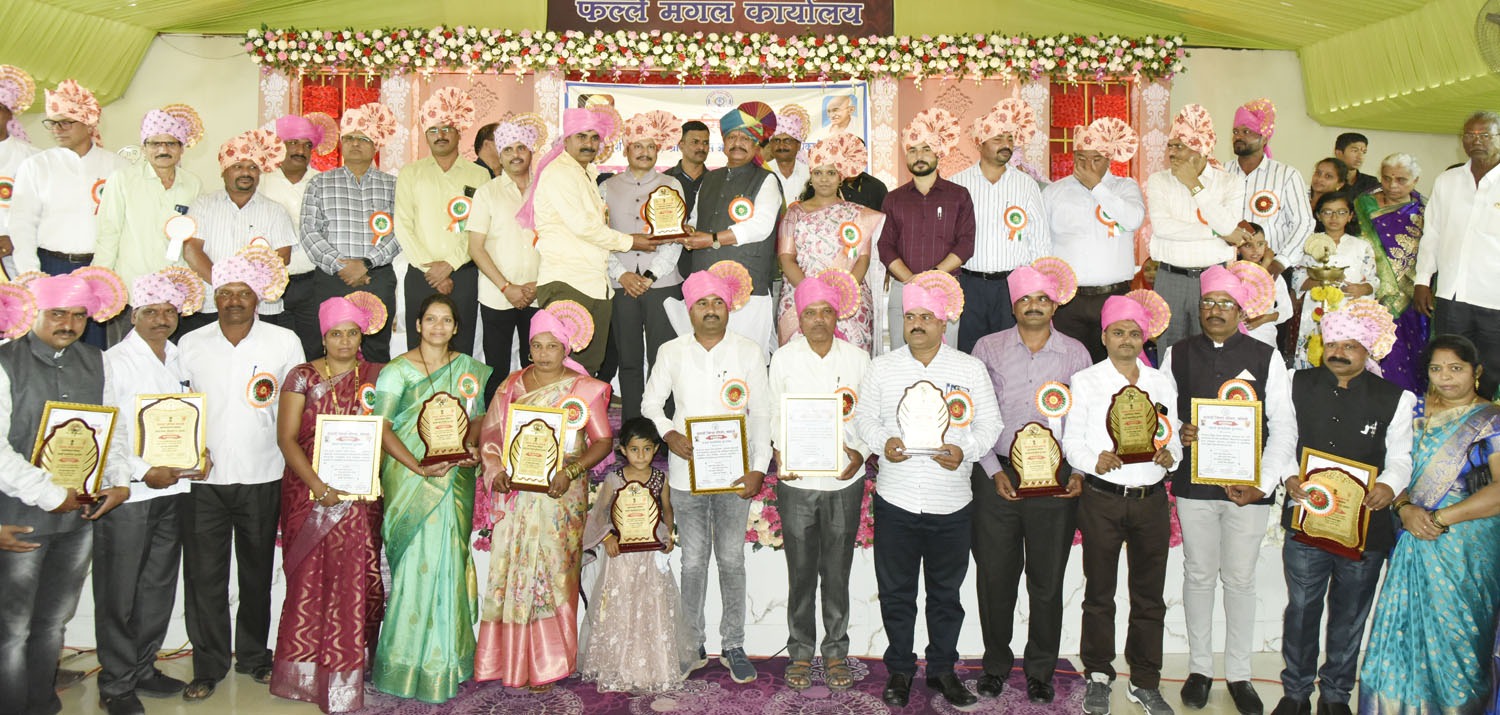 सांगली : जिल्ह्यातील या ग्रामसेवकांना मिळाला 'आदर्श ग्रामसेवक' पुरस्कार...पालकमंत्र्यांच्या हस्ते वितरण