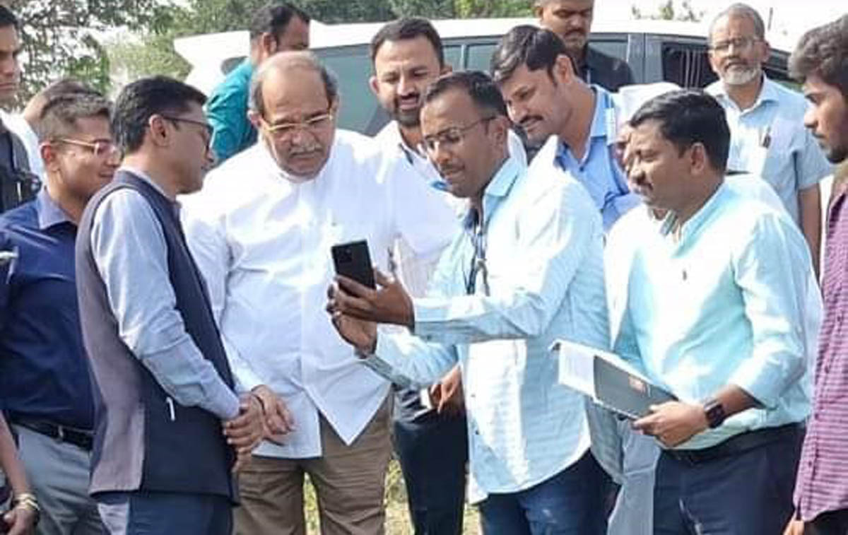 महसूलमंत्र्यांनी शेतकऱ्याच्या शेतात जाऊन केली ई-पीक पाहणीची नोंद