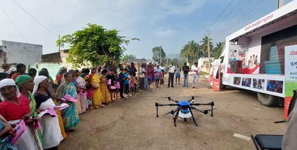 केंद्र सरकार हजारो महिला स्वयंसहायता गटांना ड्रोन पुरवणार...कृषी कामासाठी ड्रोन सेवा करणार उपलब्ध