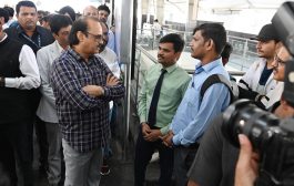 अजितदादांचा ‘हटके लूक...' चेक्सचा शर्ट अन् गॉगल परिधान करून मेट्रो सफारी...प्रवाशांशी साधला संवाद