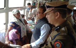 जिल्हाधिकाऱ्यांचा बसने प्रवास...अनुयायांशी साधला संवाद