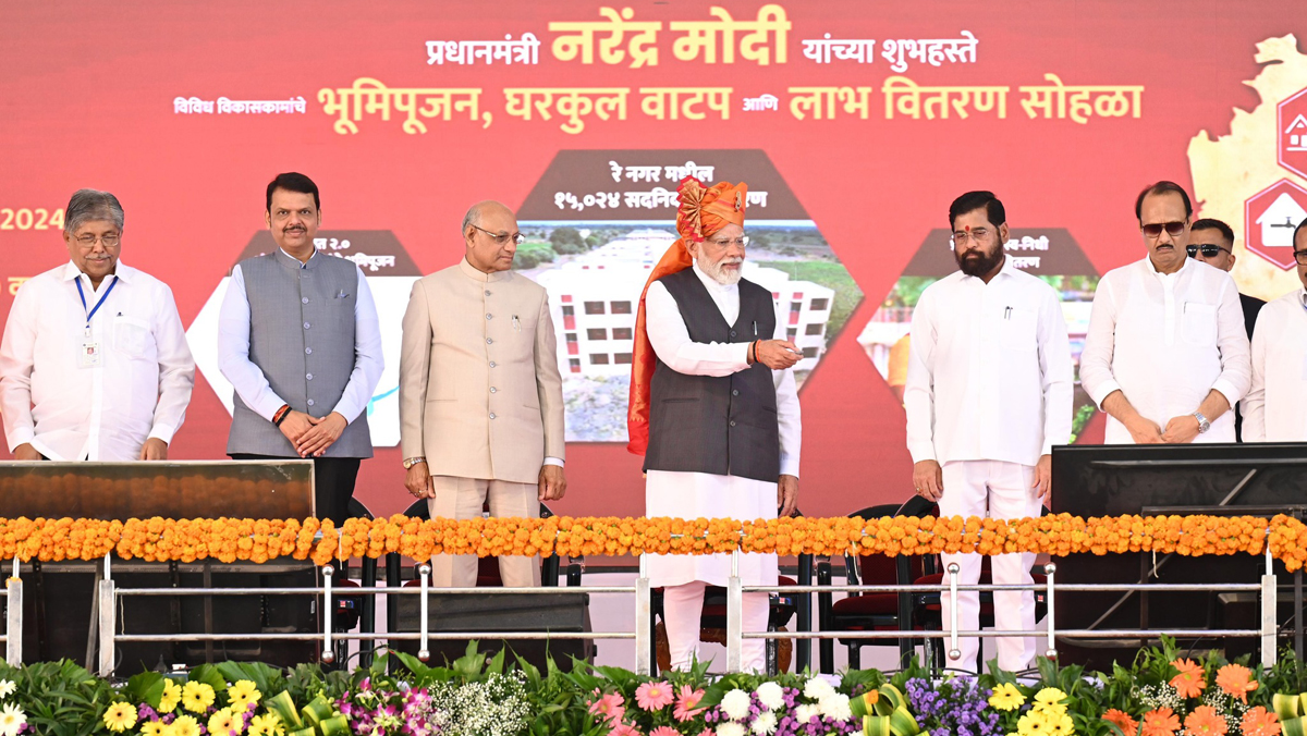 प्रधानमंत्री नरेंद्र मोदी यांच्या हस्ते सोलापूर - रे नगर येथील 15 हजार घरकुलाचे वितरण