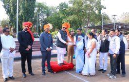 वीर मातेला मिळाली शासकीय जमीन...मंत्र्यांच्या हस्ते सातबाऱ्यांचे वितरण