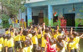 'मुक्तांगण' चा उपक्रम...चिमुकल्यांना दिली राष्ट्रध्वजाची माहिती