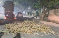 कारखान्याकडे निघालेला ऊस रस्त्यावर... 'स्वाभिमानी'ची मदत