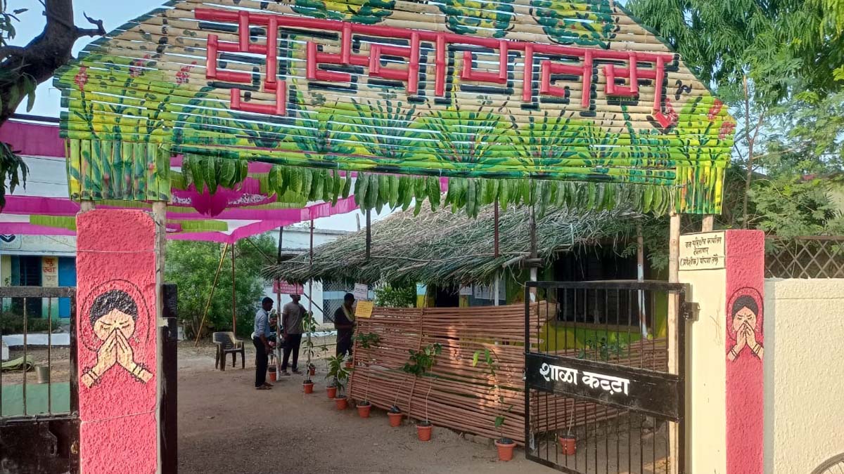 बांबुच्या बुथपासून ते मेट्रोच्या थीमपर्यंत तयार केली मतदान केंद्र