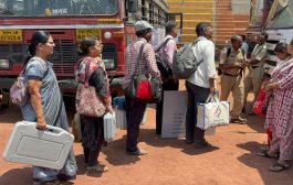 लोकशाहीच्या उत्सवासाठी मतदान केंद्रावरील कर्मचारी मतदान साहित्य घेऊन रवाना