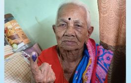 १०४ वर्षांच्या आजीबाईंनी बजावला गृह मतदानाचा हक्क