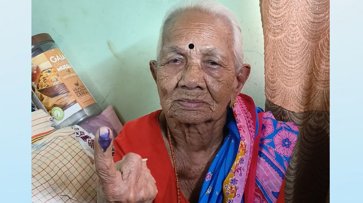 १०४ वर्षांच्या आजीबाईंनी बजावला गृह मतदानाचा हक्क