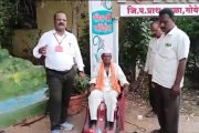 अनोखा उपक्रम : या मतदान केंद्रावर मतदारांना पाय दाबून देण्यासाठी फूट मसाजर मशीनची सुविधा