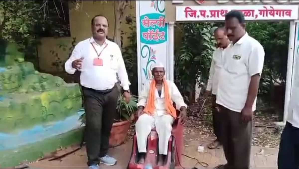 अनोखा उपक्रम : या मतदान केंद्रावर मतदारांना पाय दाबून देण्यासाठी फूट मसाजर मशीनची सुविधा