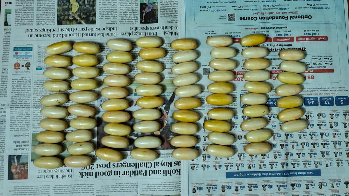 महसूल गुप्तचर संचालनालयानं मुंबई विमानतळावर सुमारे १५ कोटी रुपये किमतीचं कोकेन केलं जप्त