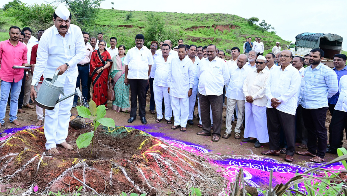 अण्णासाहेब डांगे यांच्या सामाजिक, शैक्षणिक व राजकीय कार्याचा आदर्श सर्वांनी घ्यावा : महेंद्र लाड