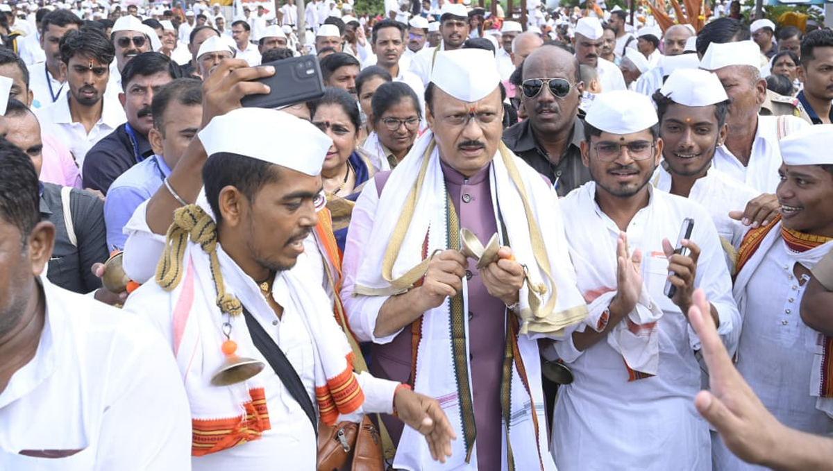 उपमुख्यमंत्री अजित पवार पालखी सोहळ्यात सहभागी; बारामती ते काटेवडी वारकऱ्यांसोबत पायी वारी