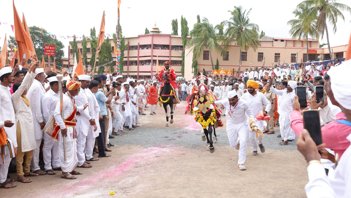 नेत्रदीपक रिंगण सोहळ्याने वारकरी सुखावला