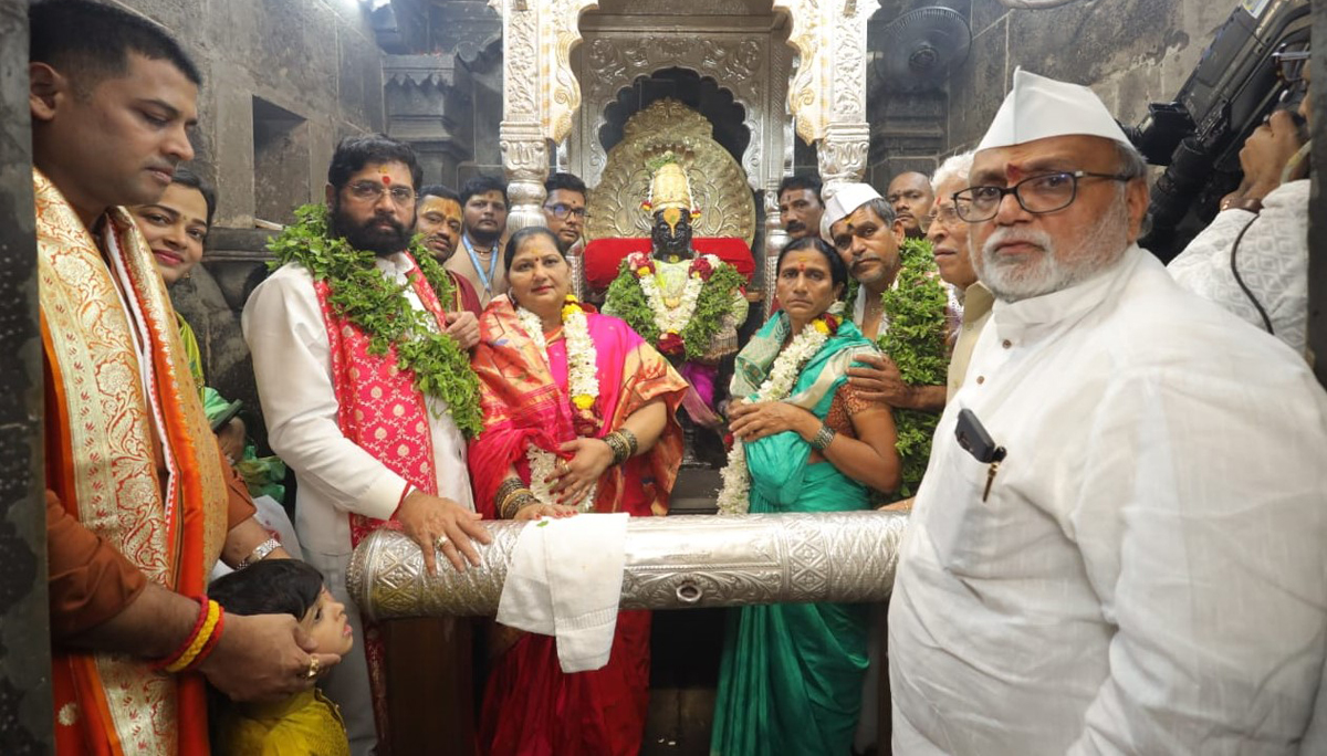 मुख्यमंत्र्यांच्या हस्ते विठ्ठल रुक्मिणीची शासकीय महापूजा संपन्न,विठुरायाला घातलं ‘हे’ साकडं!