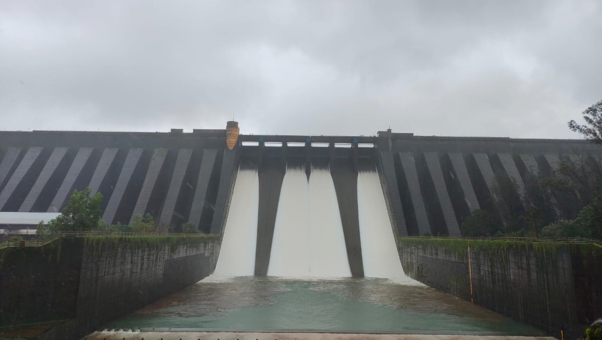 कोयना धरणातून पाण्याचा विसर्ग वाढला; पुराचा धोका, नदीकाठच्या गावांना सतर्कतेचा इशारा