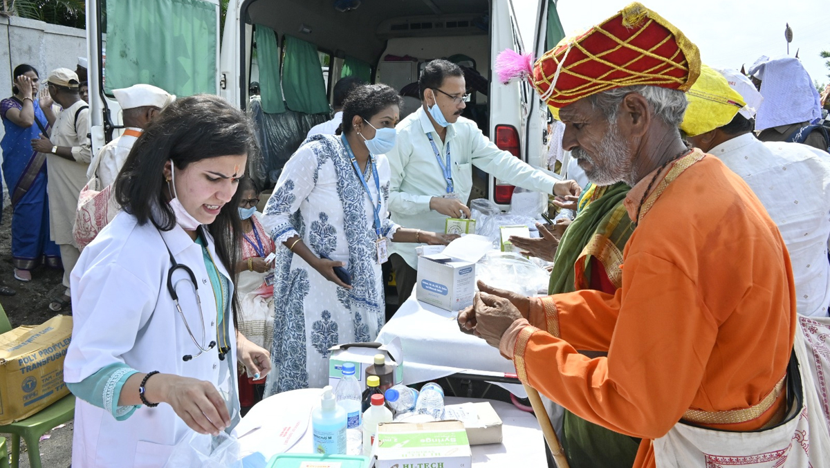 आरोग्य विभागाची विक्रमी कामगिरी! १३ लाखांहून अधिक वारकऱ्यांना आरोग्य सेवा