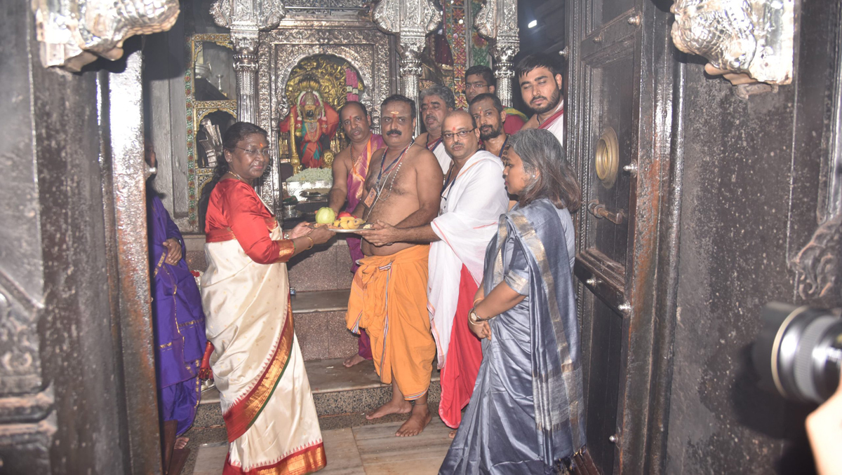 राष्ट्रपती द्रौपदी मुर्मू यांनी कोल्हापूर येथे घेतले श्री अंबाबाईचे दर्शन