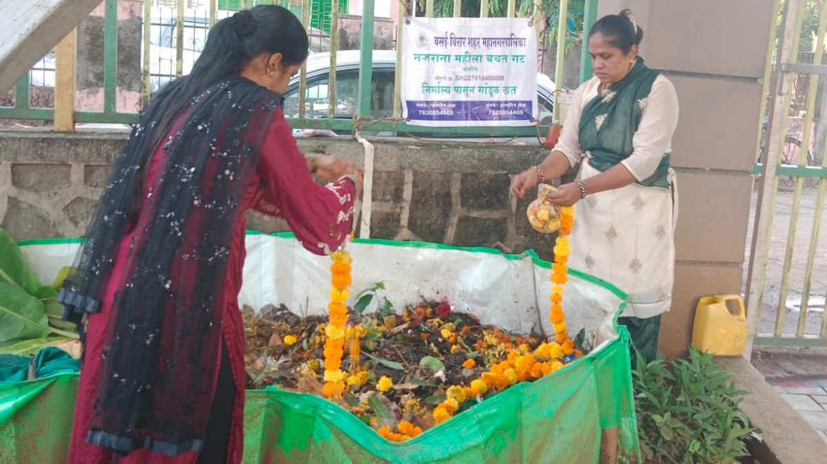 बचत गटाच्या महिला  निर्माल्यातून करतायेत खत निर्मिती