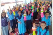 प्लास्टिकचा वापर टाळत विद्यार्थ्यांनी बनवले पर्यावरणपूरक आकाश कंदील!