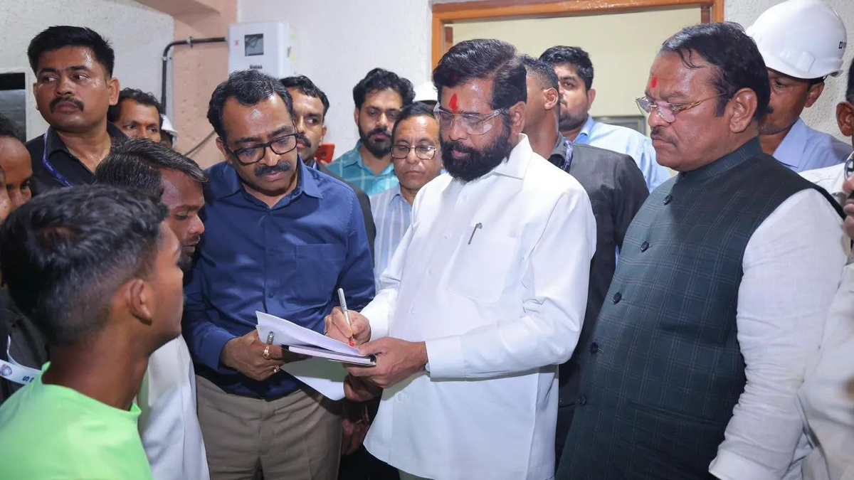 मुख्यमंत्र्यांची पुनर्वसित इरसाळवाडीला भेट; पुनर्वसित विद्यार्थ्यांना नोकरी तर महिलांना देणार रोजगार