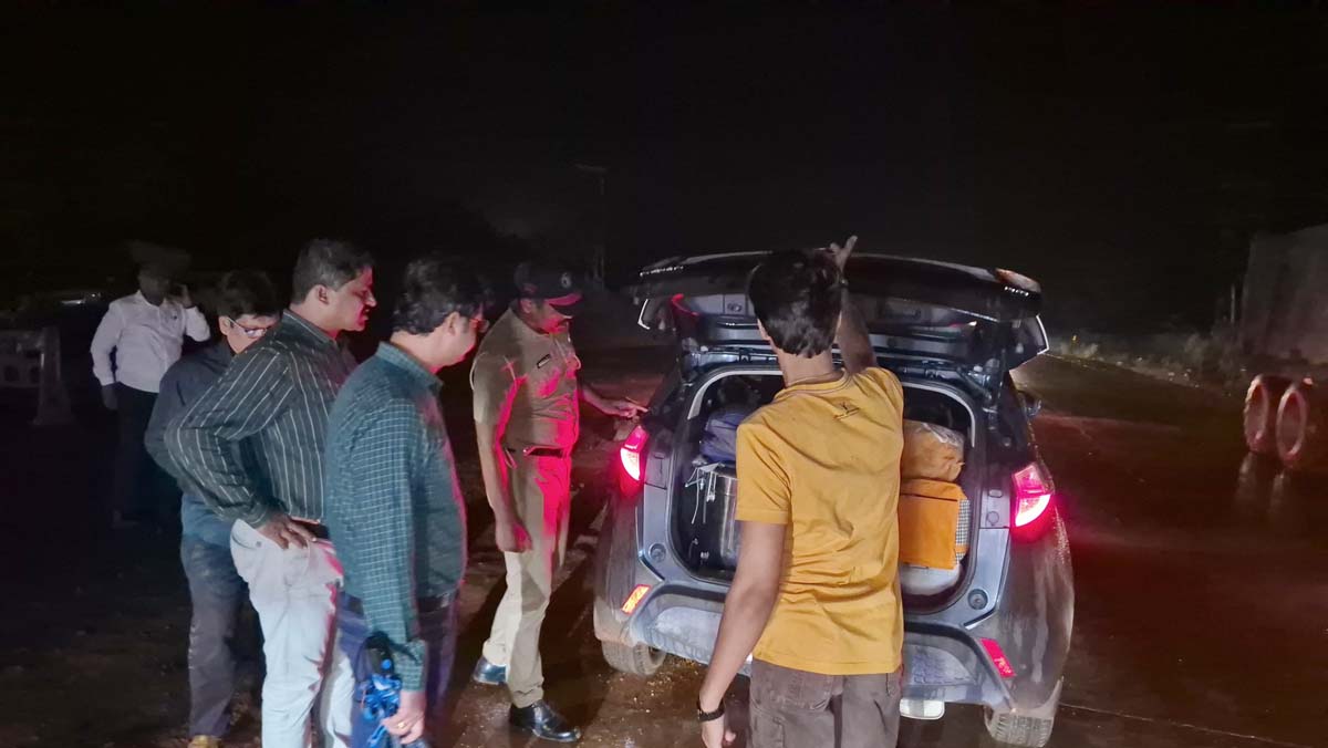 भरारी पथक ॲक्शन मोडवर; स्वत: सीईओ, अपर जिल्हाधिकारी यांनी केली वाहनांची तपासणी