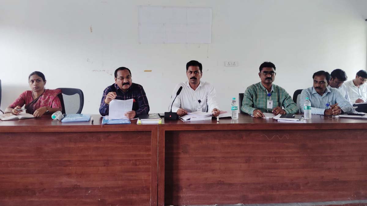 निवडणूक बैठकीला दांड्या मारणाऱ्या कर्मचाऱ्यांवर गुन्हे दाखल करा : निवडणूक अधिकारी