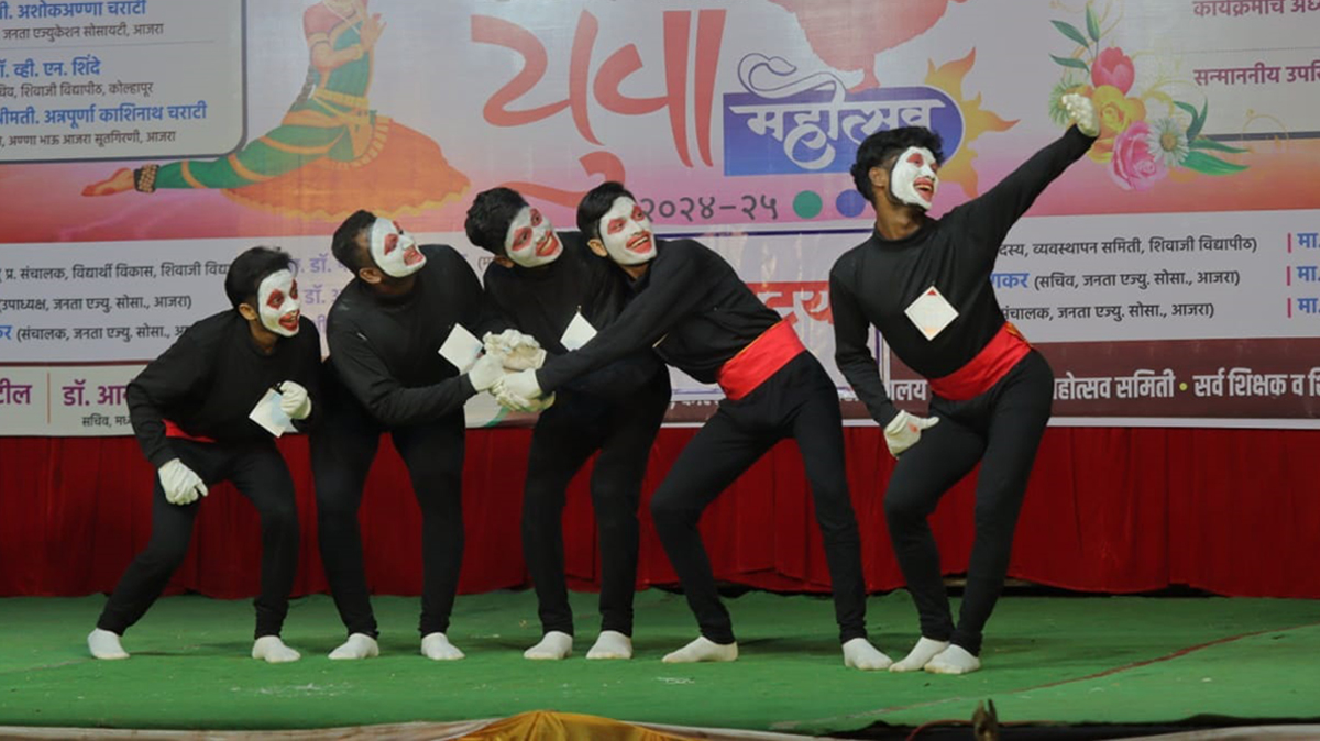 इस्लामपूरचे यशवंतराव चव्हाण महाविद्यालय लोकसंगीत वाद्यवृंद शिवाजी विद्यापीठात प्रथम