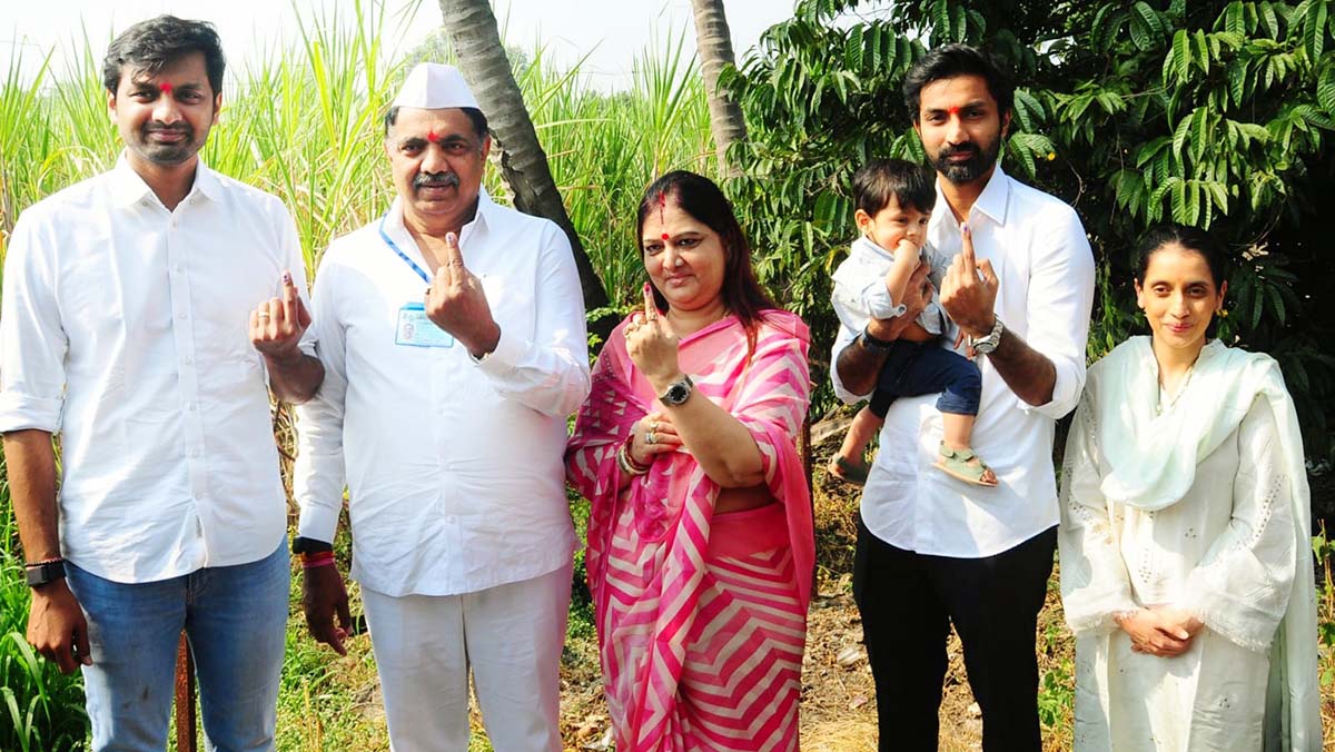 आ. जयंत पाटील यांनी साखराळे येथे बजावला मतदानाचा हक्क