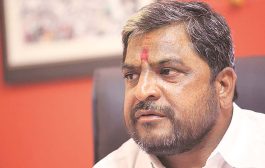 साखर कारखानदारांनी ऊस दराबाबत १५ दिवसात निर्णय घ्यावा, अन्यथा तीव्र आंदोलन : राजू शेट्टी