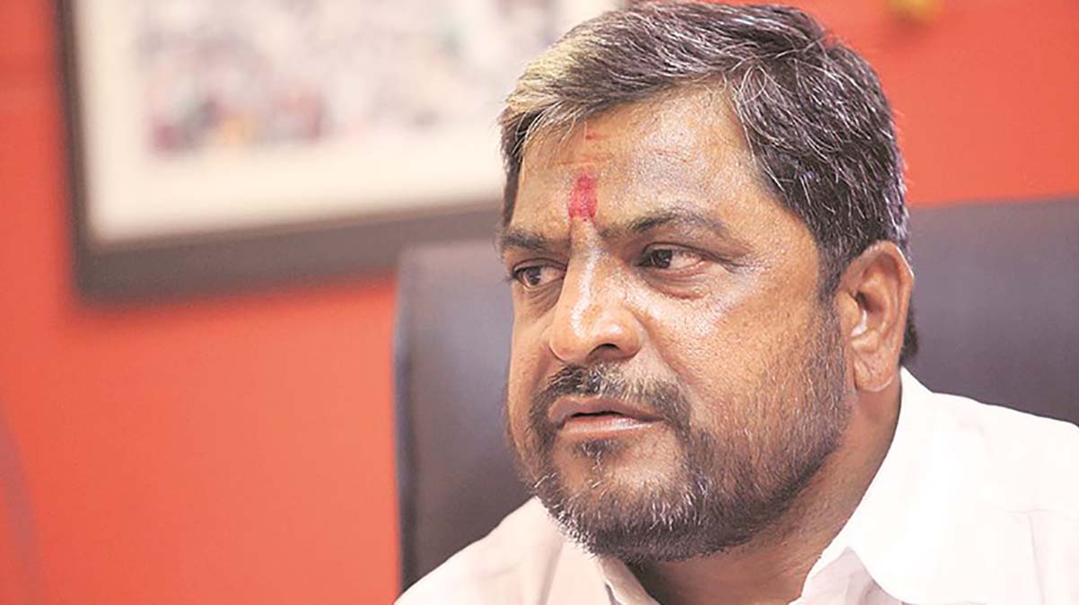 साखर कारखानदारांनी ऊस दराबाबत १५ दिवसात निर्णय घ्यावा, अन्यथा तीव्र आंदोलन : राजू शेट्टी