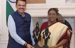 मुख्यमंत्री देवेंद्र फडणवीस यांनी दिल्ली दौऱ्यात पाच निरनिराळ्या मूर्ती देऊन घडविले महाराष्ट्राच्या संस्कृतीचे दर्शन!