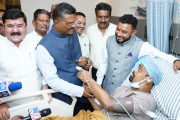 विनोद कांबळीला श्रीकांत शिंदेंची 5 लाखांची मदत! उपचारात कोणतीही कमतरता भासू देणार नाही-प्रताप सरनाईक