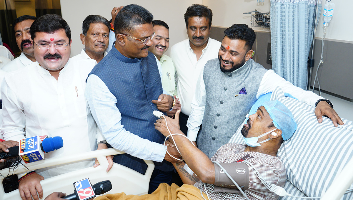 विनोद कांबळीला श्रीकांत शिंदेंची 5 लाखांची मदत! उपचारात कोणतीही कमतरता भासू देणार नाही-प्रताप सरनाईक