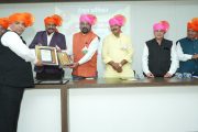 चाटे कॉलेजचे प्राचार्य प्रशांत देसाई यांना शिक्षण रत्न पुरस्कार