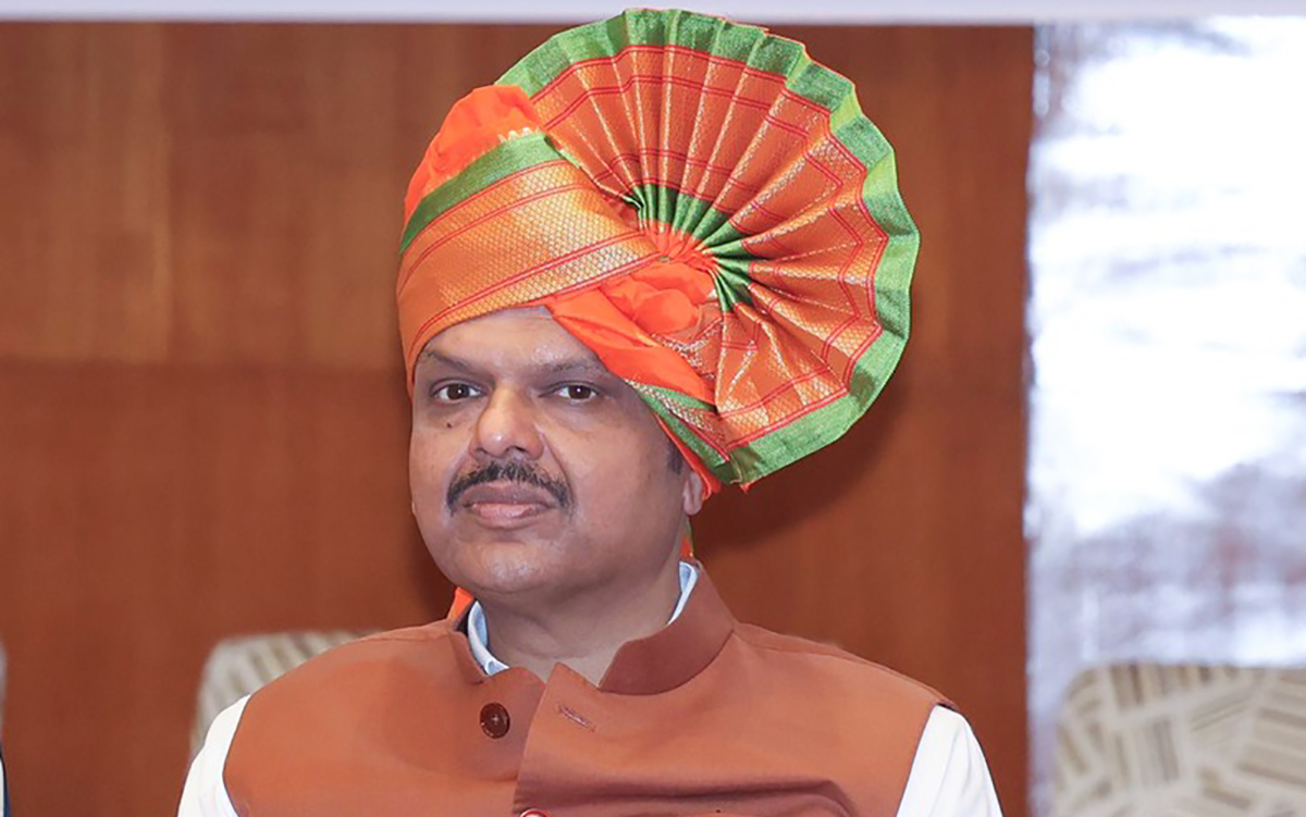 शपथविधीनंतर मुख्यमंत्री देवेंद्र फडणवीस यांची पहिली स्वाक्षरी वैद्यकीय मदतीच्या फाईलवर