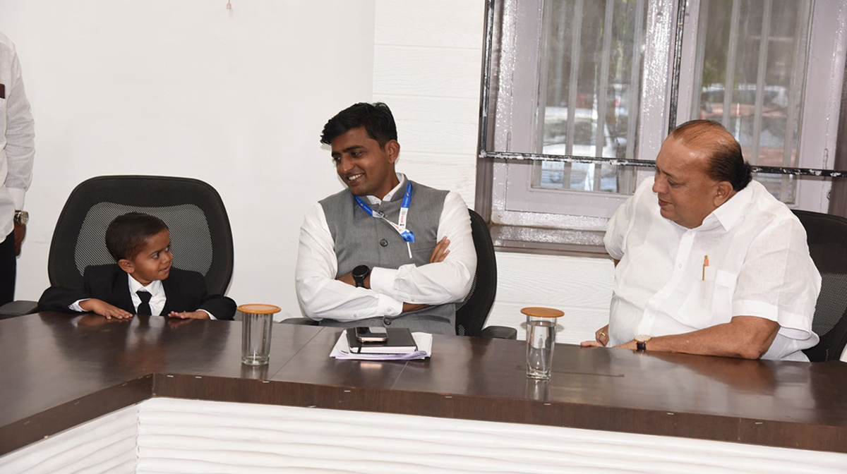 डे विथ कलेक्टर : दहावीच्या विद्यार्थ्याने गिरवले प्रशासकीय कामकाजाचे धडे